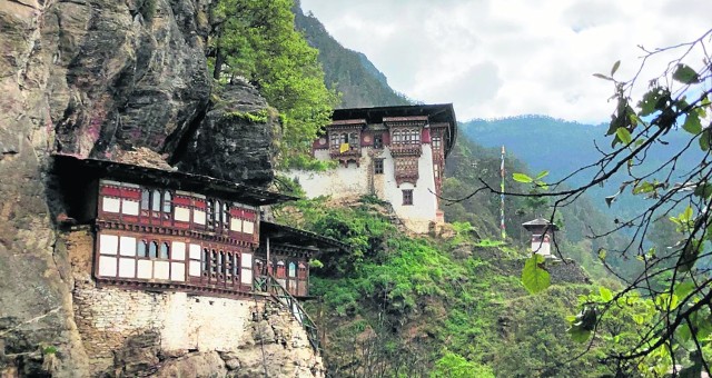 Architekci nie mają w Bhutanie pola do popisu. Panuje jeden styl, który współgra z przepiękną przyrodą. Nic nie zakłóca harmonii gór, lasów, czystych potoków