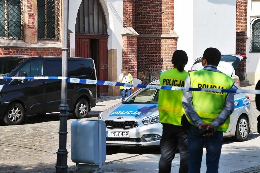 Nożownik próbował zabić księdza w centrum Wrocławia. Grozi mu dożywocie