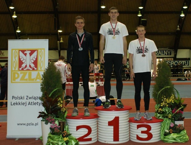 Marcin Mencfel (z prawej) rok temu w Spale wywalczył brązowy medal w biegu na 60 m przez płotki. W tym roku w Toruniu również chce stanąć na podium.