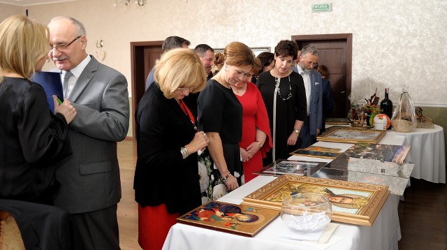 Podczas balu charytatywnego odbyła się m.in. aukcja obrazów namalowanych przez podopiecznych stowarzyszenia „Nadzieja”