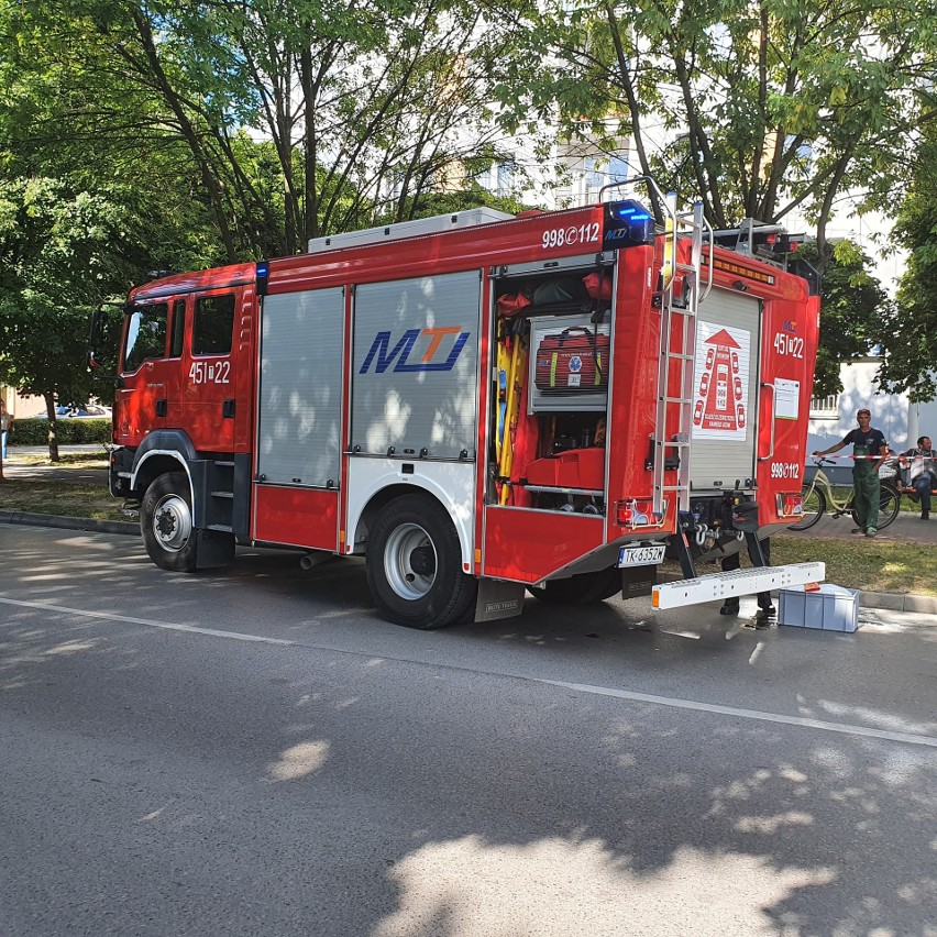Korek na ulicy Sienkiewicza w Ostrowcu. Bus uderzył w drzewo [ZDJĘCIA]