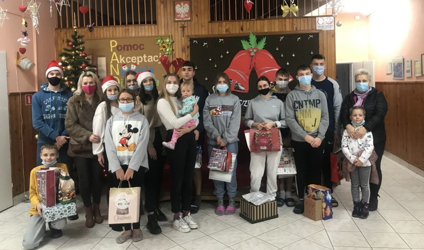 Uczniowie z I Liceum Ogólnokształcącego w Kozienicach odwiedzali placówki opiekuńcze i przekazali prezenty