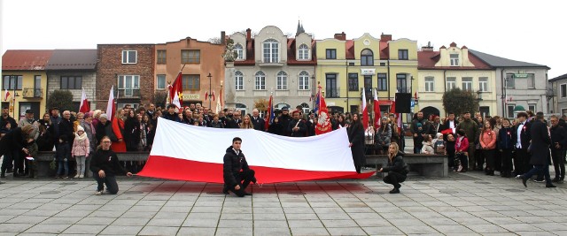 Święto Niepodległości 2023 w Małogoszczu. Były ogromne flagi. Więcej na na kolejnych zdjęciach.