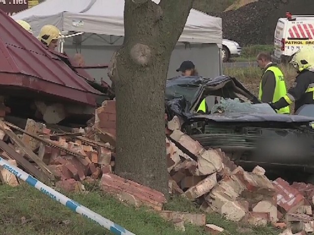 Samochód wjechał w przystanek autobusowy koło Lubina. Dwie osoby zginęły