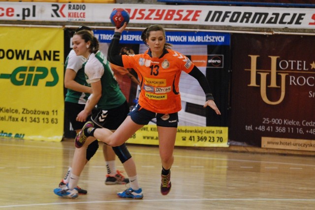 Aleksandra Bortnowska (z piłką) zdobyła 5 bramek dla Korony Handball Kielce we wczorajszym meczu z AZS AWF Warszawa.