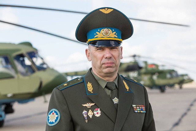 55-letni generał-major Alaksandr Kuraw jest zameldowany w Mińsku, ukończył wyższą wojskową szkołę lotniczą w Barnaule na Syberii
