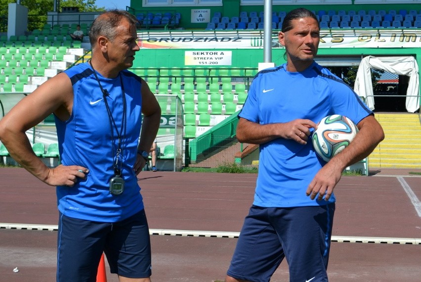 Dariusz Kubicki (z lewej) - trener Olimpii Grudziądz z...