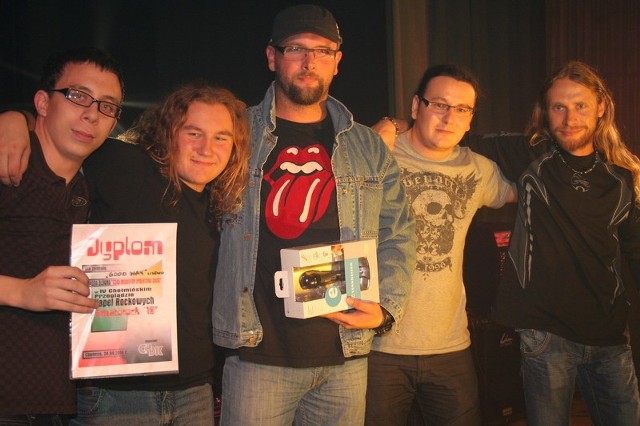 Zwycięzca Amatorock 2010 w Chełmnie - zespół "Good Way&#8221; z Lisewa z "czad-mikrofonem&#8221; od dyrektora ChDK Janusza Napory