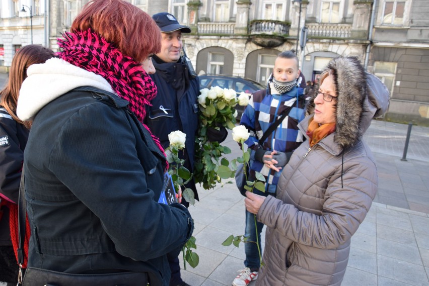 Tarnów. Wręczali białe róże na znak sprzeciwu 