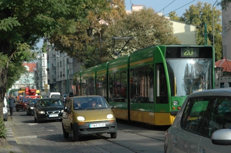 Na Kraszewskiego na trakcję tramwajową przewróciło się...