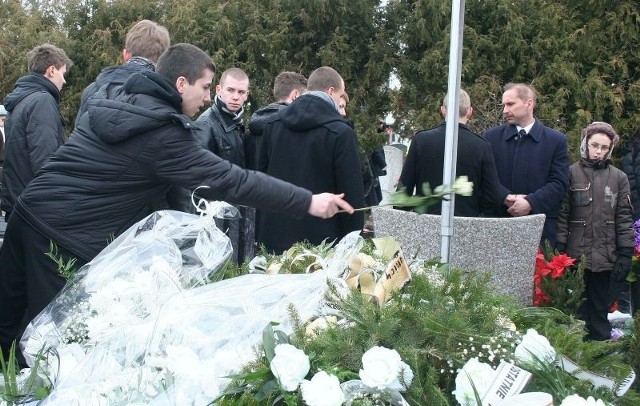 Kondukt żałobny poprowadzili koledzy z klasy Daniela, ich wychowawczyni i nauczyciele.