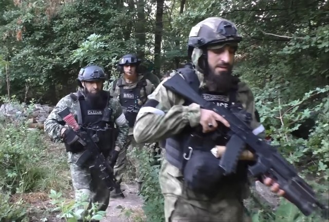 Według ukraińskich źródeł, kadyrowcy mieli strzelać do wycofujących się wojsk rosyjskich