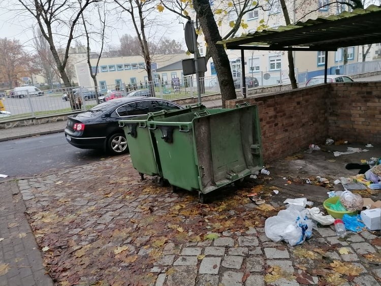 Śmietnik i Kontenery na śmieci przy ulicy Zamenhofa w...
