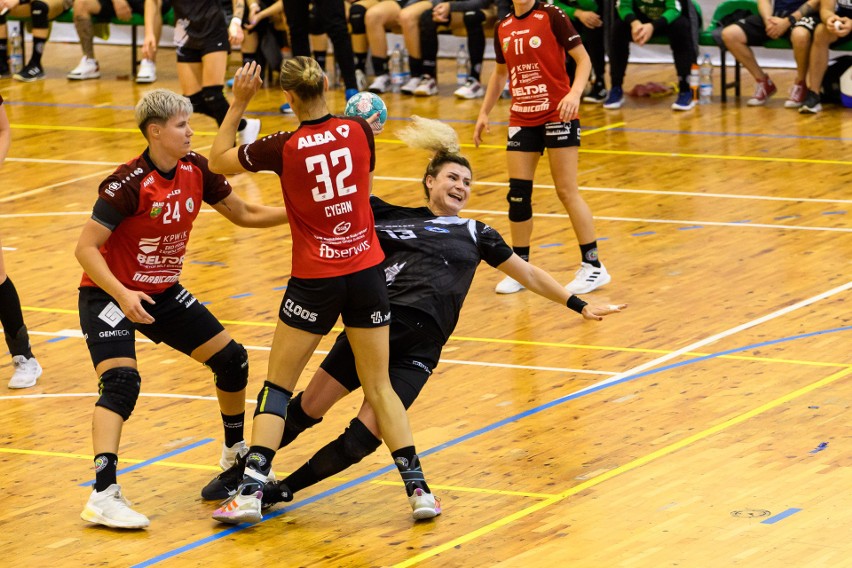Handball JKS Jarosław (czarne stroje) przegrał z KPR...