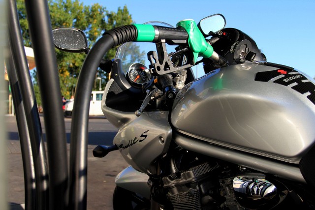 Przed zimowaniem motocykla dobrze jest napełnić zbiornik paliwa do pełna, a na pierwszej wiosennej przejażdżce warto dotankować do baku świeżej benzyny. Fot. Karol Biela