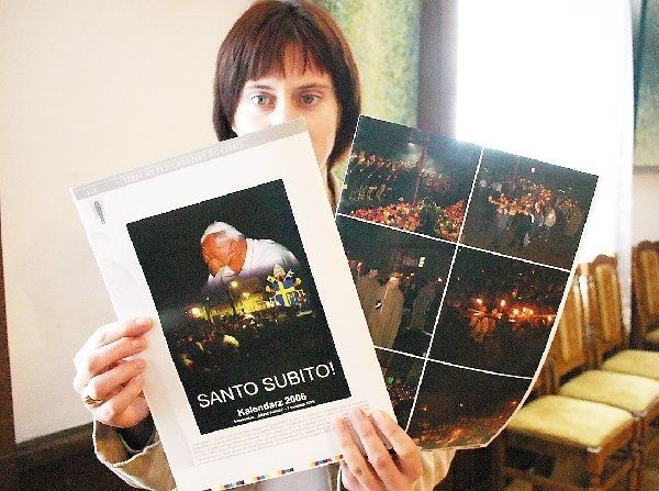 Pachnące jeszcze farbą drukarską stronice  papieskiego albumu prezentuje Monika  Dąbrowska, rzecznik prasowy ratusza