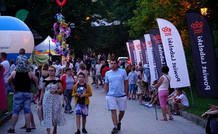 Trwają 17. Międzynarodowe Zawody Balonowe w Nałęczowie. Zobacz zdjęcia z nocnego pokazu balonów w Parku Zdrojowym