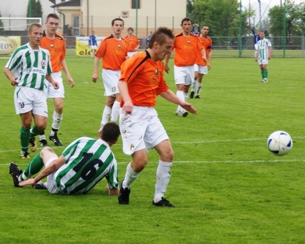 Piłkarze Izolatora (biało-zielone stroje) pokonali mielecką Stal.