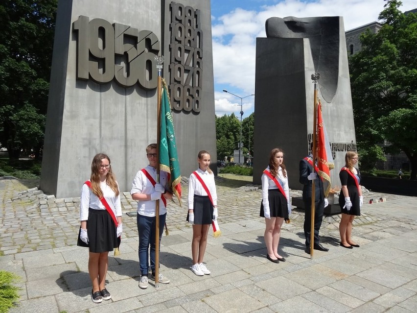 Uczniowie pełnią wartę przed poznańskimi Krzyżami