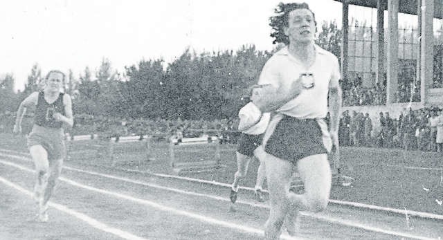 Bieg na 100 metrów podczas mityngu na stadionie miejskim w Bydgoszczy 13 sierpnia 1937 roku. Stefania Walasiewiczówna na prowadzeniu