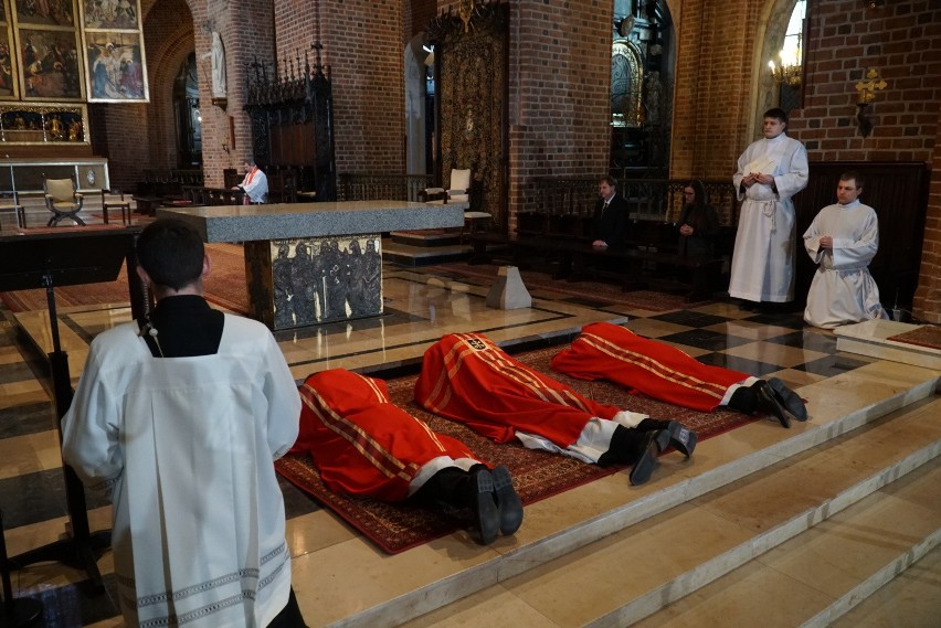 Bez udziału wiernych odbyła się wielkopiątkowa Liturgia Męki...