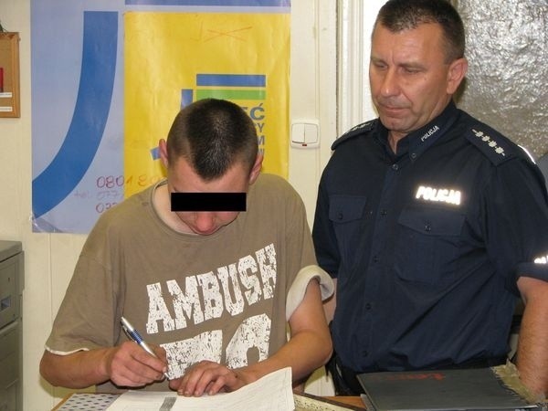 Podejrzany Mariusz S. usłyszał zarzuty kradzieży i usiłowania włamania do budynku. Przyznał się do zarzucanych mu czynów.