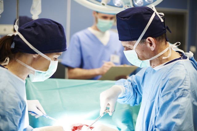 W pierwszym półroczu 2021 r. na przeszczep narządów w Polsce czekało 1630 osób, z czego 58 wymagało pilnej transplantacji.