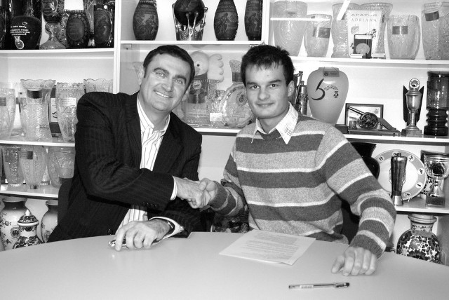 Po przejęciu klubu żużlowego przez brata - Romana - to właśnie głównie na Mirosławie Karkosiku pod koniec 2006 roku spoczęły negocjacje z zawodnikami. Na zdjęciu - podczas podpisywania umowy z Adrianem Miedzińskim