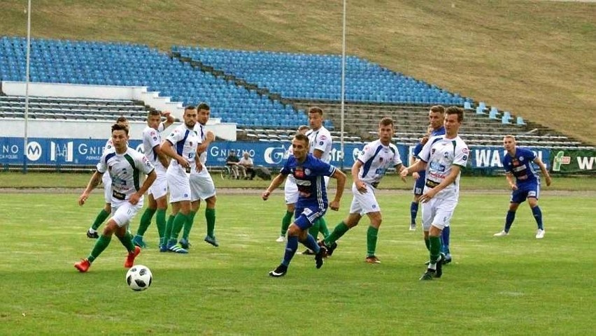 W derbowym spotkaniu w Gnieźnie więcej sytuacji strzeleckich...