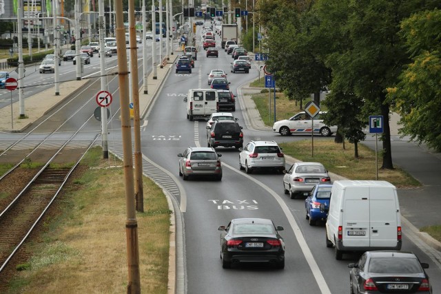 Kolizja osobówek na buspasie na Krakowskiej. Kierowcy złamali prawo