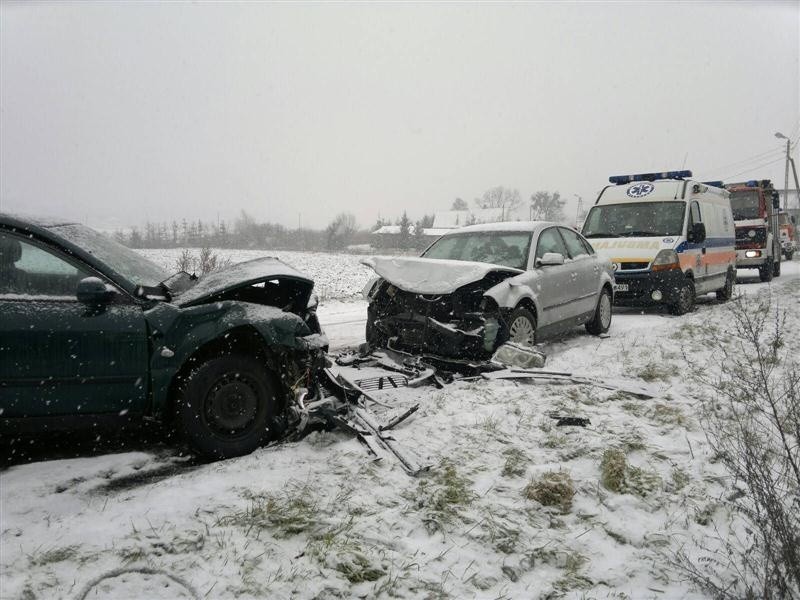 Sześć osób poszkodowanych w zderzeniu dwóch volkswagenów...