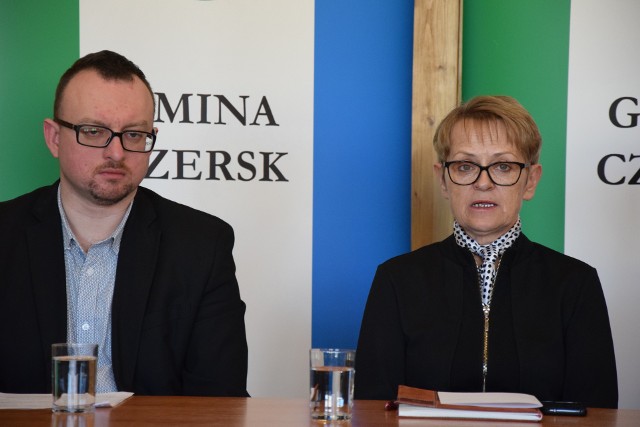 Z lewej kierownik Dawid Prochowski i burmistrz Jolanta Fierek