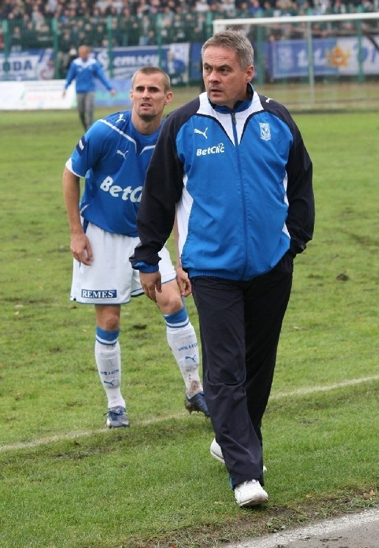 Trener Jacek Zieliński (na pierwszym planie) w sobotę zawita do rodzinnego Tarnobrzega.