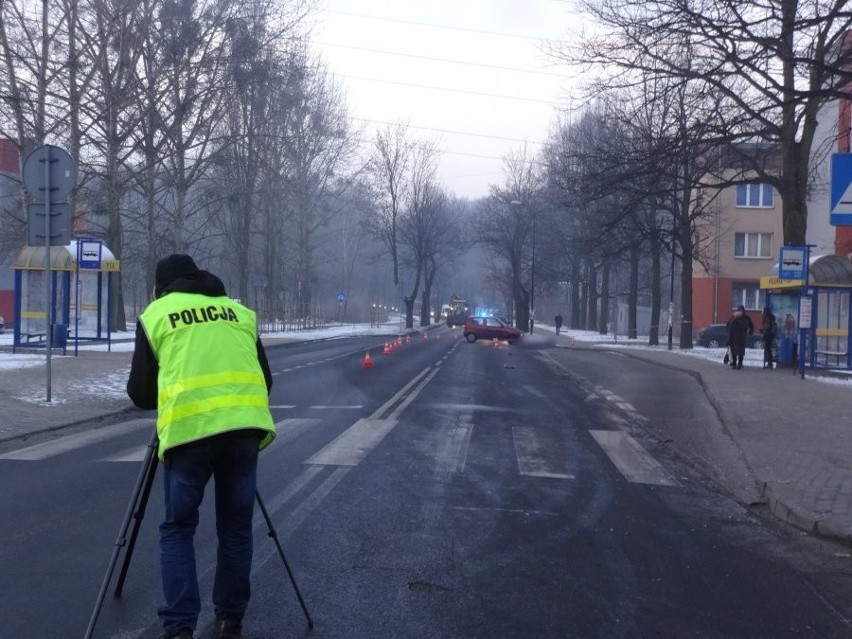 Pieszy przebiegał przez jezdnię w niedozwolonym miejscu i...