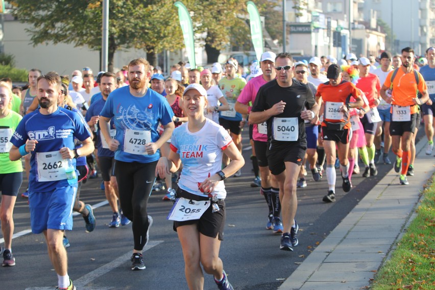 Zdjęcia z maratonu w Poznaniu 2018 - biegacze na pierwszym...