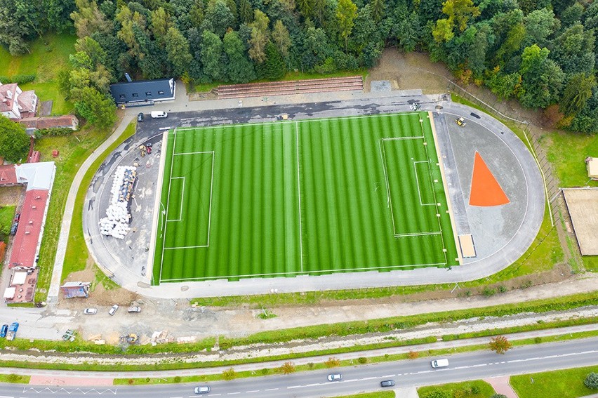 Rabka-Zdrój. Stadion miejski z nową murawą. Choć robota nadal trwa, obiekt już robi wrażenie