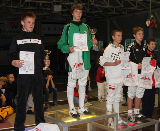 Tomasz Stróżyński (w środku) z trofeami.