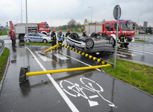 Do zdarzenia doszło w niedzielę przed godz. 12 na alei Harcmistrza Edwarda Heila w Przemyślu. 21-letni kierowca BMW stracił panowanie nad autem, uderzył w latarnię i dachował. Mężczyzna trafił do szpitala.