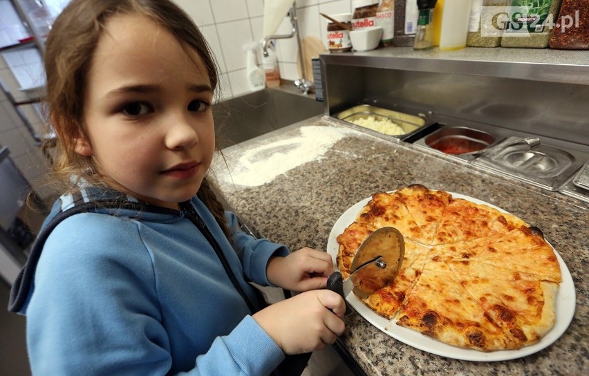 Międzynarodowy Dzień Pizzy: Tak właśnie się ją robi! [WIDEO, ZDJĘCIA]