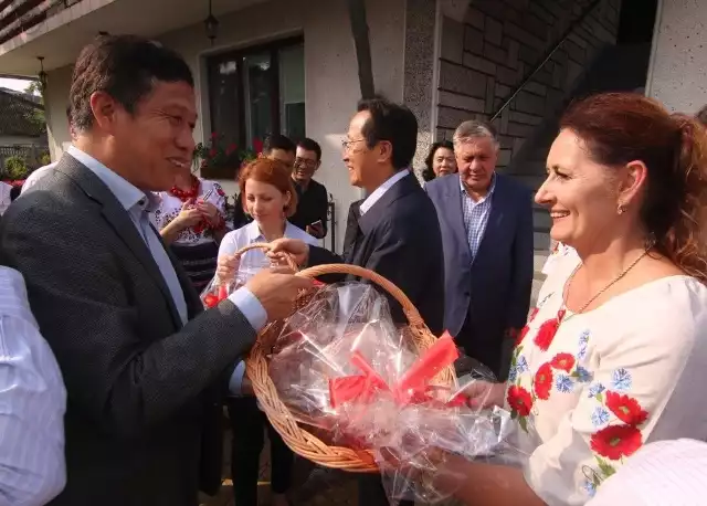 Minister rolnictwa Chińskiej Republiki Ludowej Han Chngfu dostał od Elżbiety Pysiak kosz ze smakowitymi firmowymi wędlinami.