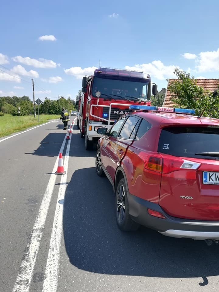 Oba samochody, po zderzeniu, wpadły do rowu