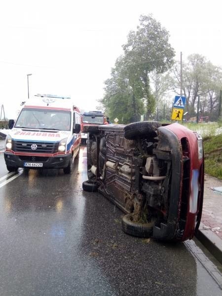 Nowy Sącz. Na ul. Nawojowskiej samochód osobowy wypadł z drogi