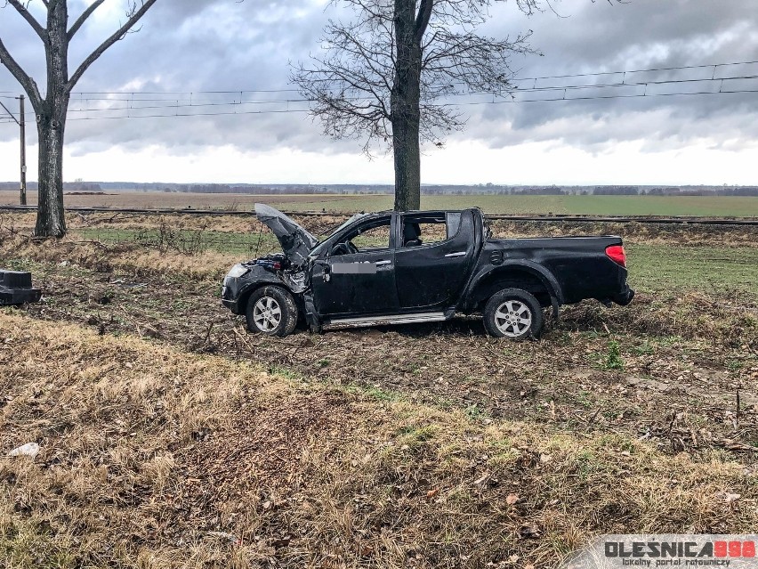 Wypadek na śliskiej drodze. Kierowca dachował pick-upem (ZDJĘCIA)