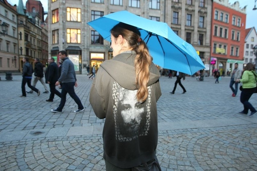 Kościół wymyślił konkurencję dla klubu go-go. Spacerujący z parasolami rozmawiają o Bogu (FOTO)