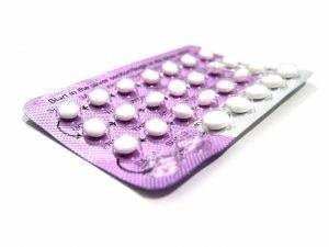 Dodatkową zaletą stosowania tabletek hormonalnych są korzyści zdrowotne. Ich stosowanie zmniejsza ryzyko zachorowania na raka trzonu macicy oraz jajnika.