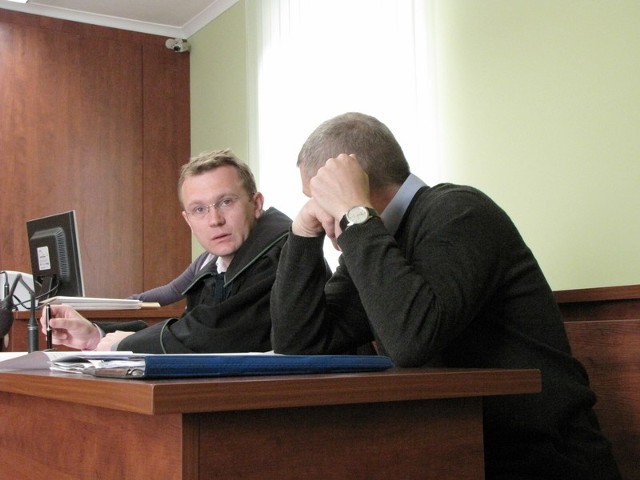 Adwokat Artur Wiśniewski złożył wniosek o uniewinnienie sekretarza miasta, a w przypadku uznania go winnym - o nieorzekanie kary 