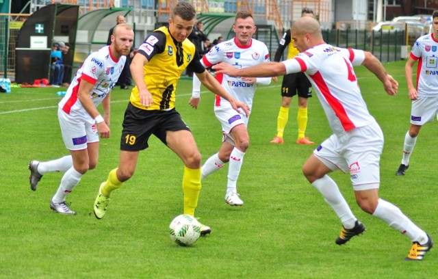 Krzysztof Ropski (z piłką) wzmocnił linię ataku tarnobrzeskiej drużyny.