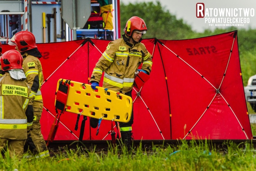 Bajtkowo. Tragiczny wypadek na przejeździe kolejowym. Renault zderzyło się z szynobusem. 40-latek zginął na miejscu