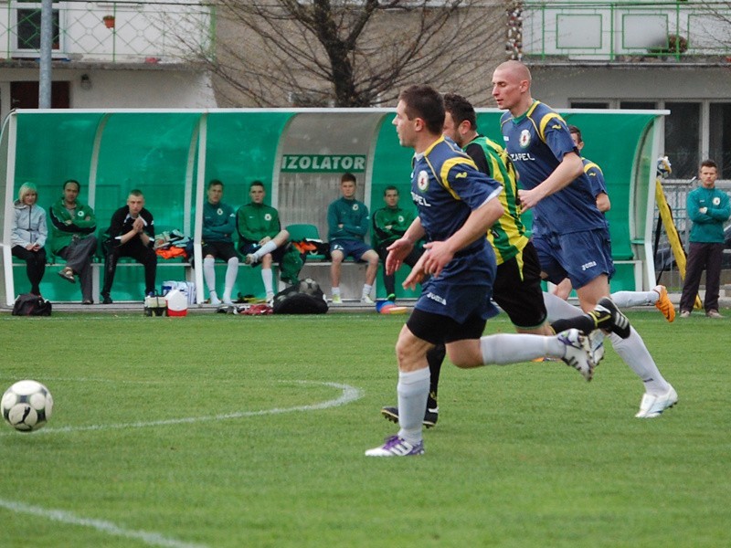 Izolator Boguchwała (granatowe stroje) pokonał u siebie 1-0...