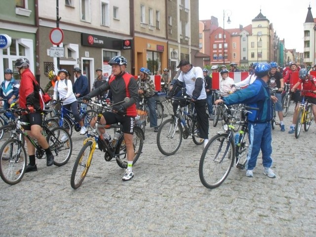 Wyprawy rowerowe rozpoczynają się, tak jak ta ostatnia, na Rynku przed ratuszem. Rowerzystów zawsze asekuruje policja głogowska.